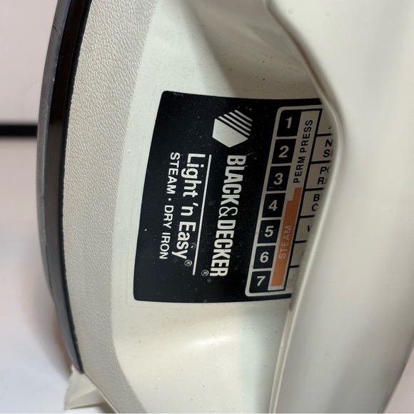 Vintage Black and Decker Light N Easy Steam and Dry Iron Tested Working VTG F383 - Picture 6 of 9